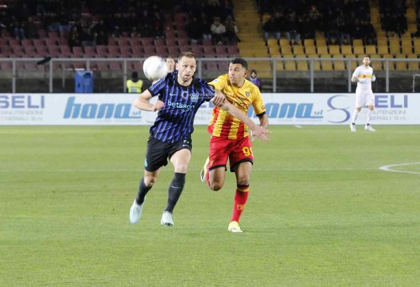 I giallorossi crollano negli ultimi quindici minuti al Via del Mare: Lecce-Inter, 0-2 - Corriere Salentino