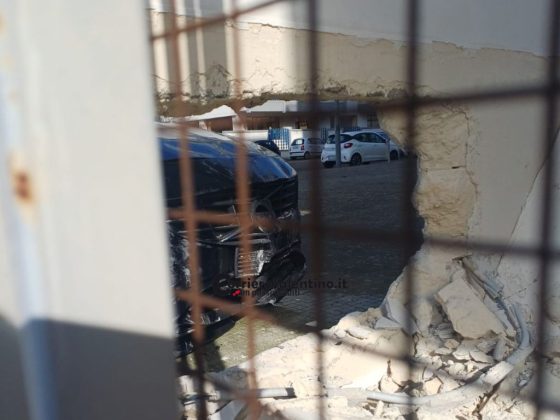 Incidente all’incrocio e un’auto abbatte un semaforo e sfonda il muro di un condominio - Corriere Salentino