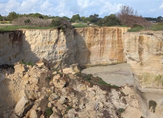 È crollato l’arco dei faraglioni di Sant’Andrea. Il sindaco Cisternino: “Un danno enorme per tutto il Salento”
