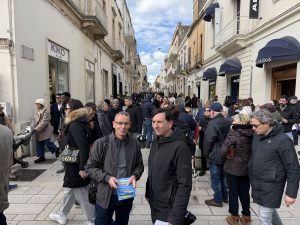 Filovia, protesta in centro: "Le firme dei cittadini meritano rispetto: si faccia la consultazione referendaria" - Corriere Salentino