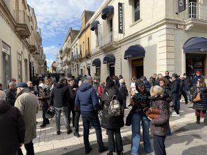 Filovia, protesta in centro: "Le firme dei cittadini meritano rispetto: si faccia la consultazione referendaria" - Corriere Salentino