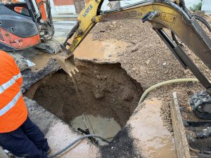 Condotta AQP si rompe a Cavallino, paese senz’acqua per ore dopo l’allagamento in via San Cesario - Corriere Salentino