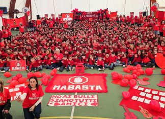 L’onda rossa antibullismo ha travolto l’Italia. Il Flashmob Mabasta ha “colpito” 270mila studenti