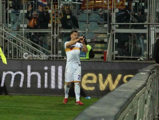 Le pagelle dei giallorossi in Cagliari – Lecce: Ramadani prestazione da incorniciare e gol pesantissimo, Gandelman protagonista col secondo gol consecutivo, Sottil grande assist - Corriere Salentino