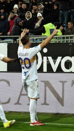 Le pagelle dei giallorossi in Cagliari – Lecce: Ramadani prestazione da incorniciare e gol pesantissimo, Gandelman protagonista col secondo gol consecutivo, Sottil grande assist - Corriere Salentino