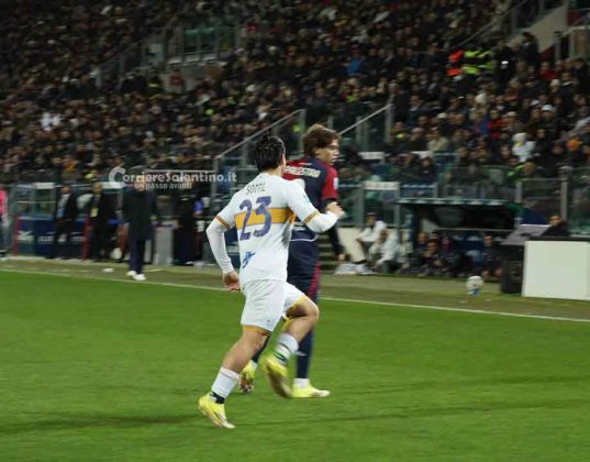 Le pagelle dei giallorossi in Cagliari – Lecce: Ramadani prestazione da incorniciare e gol pesantissimo, Gandelman protagonista col secondo gol consecutivo, Sottil grande assist - Corriere Salentino