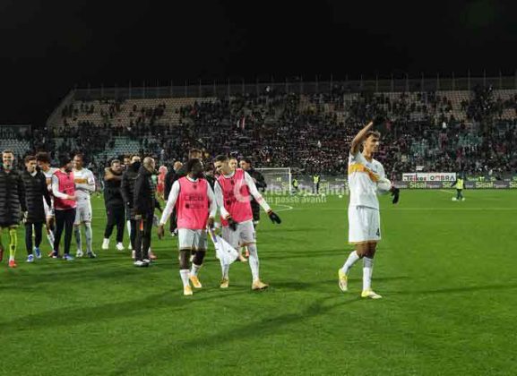 Le pagelle dei giallorossi in Cagliari – Lecce: Ramadani prestazione da incorniciare e gol pesantissimo, Gandelman protagonista col secondo gol consecutivo, Sottil grande assist - Corriere Salentino