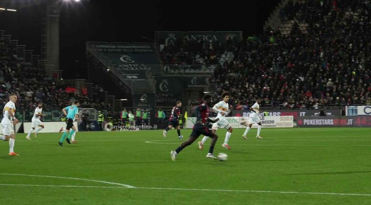 Le pagelle dei giallorossi in Cagliari – Lecce: Ramadani prestazione da incorniciare e gol pesantissimo, Gandelman protagonista col secondo gol consecutivo, Sottil grande assist - Corriere Salentino