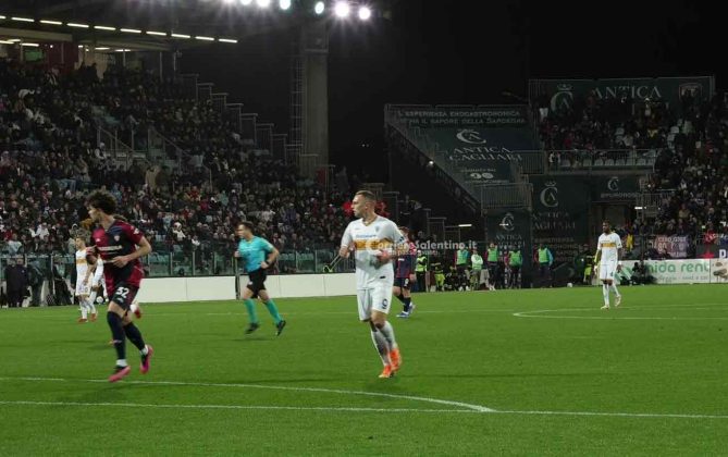 Le pagelle dei giallorossi in Cagliari – Lecce: Ramadani prestazione da incorniciare e gol pesantissimo, Gandelman protagonista col secondo gol consecutivo, Sottil grande assist - Corriere Salentino