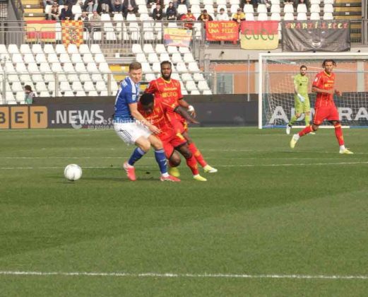 Il Lecce illude e poi capitola già nel primo tempo. Como-Lecce, 3-1 - Corriere Salentino