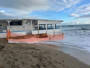 Salento, le mareggiate devastano le coste mentre le risorse regionali tardano ad arrivare - Corriere Salentino