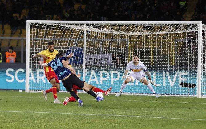 I giallorossi crollano negli ultimi quindici minuti al Via del Mare: Lecce-Inter, 0-2 - Corriere Salentino