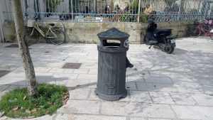 Nuovi episodi di vandalismo: "Potete distruggere un cestino, ma non fermerete la nostra voglia di vedere una città pulita" - Corriere Salentino