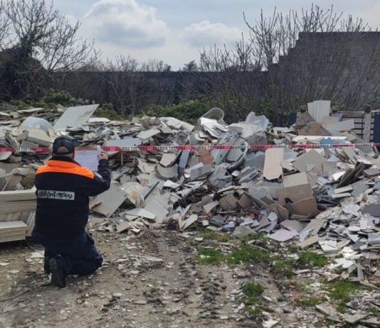 Discarica abusiva nel centro abitato: sequestrata area di 150 metri quadrati