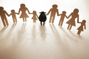 La pecora nera che salva la famiglia. Quando qualcuno rompe il cerchio e inaugura una nuova storia - Corriere Salentino