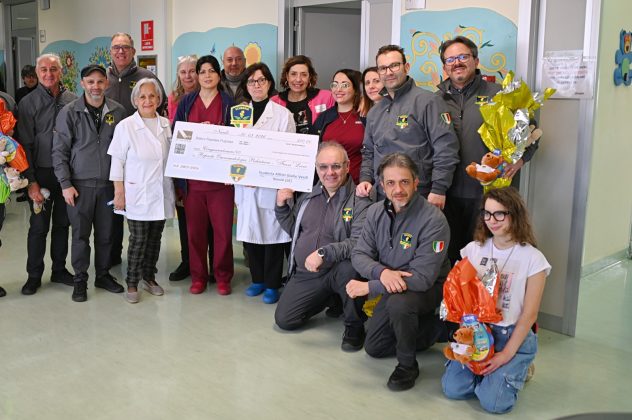 Solidarietà in corsia: la Scuderia Alfisti Giallo-Verdi e la Guardia di Finanza portano il sorriso al Polo Oncologico di Lecce - Corriere Salentino