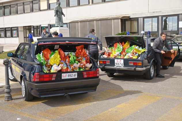 Solidarietà in corsia: la Scuderia Alfisti Giallo-Verdi e la Guardia di Finanza portano il sorriso al Polo Oncologico di Lecce - Corriere Salentino