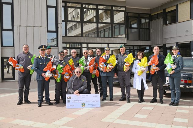 Solidarietà in corsia: la Scuderia Alfisti Giallo-Verdi e la Guardia di Finanza portano il sorriso al Polo Oncologico di Lecce - Corriere Salentino