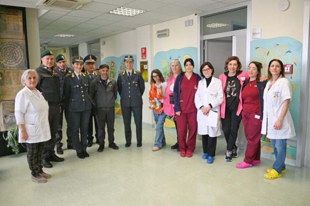 Solidarietà in corsia: la Scuderia Alfisti Giallo-Verdi e la Guardia di Finanza portano il sorriso al Polo Oncologico di Lecce - Corriere Salentino