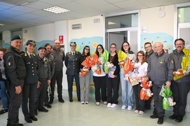 Solidarietà in corsia: la Scuderia Alfisti Giallo-Verdi e la Guardia di Finanza portano il sorriso al Polo Oncologico di Lecce - Corriere Salentino