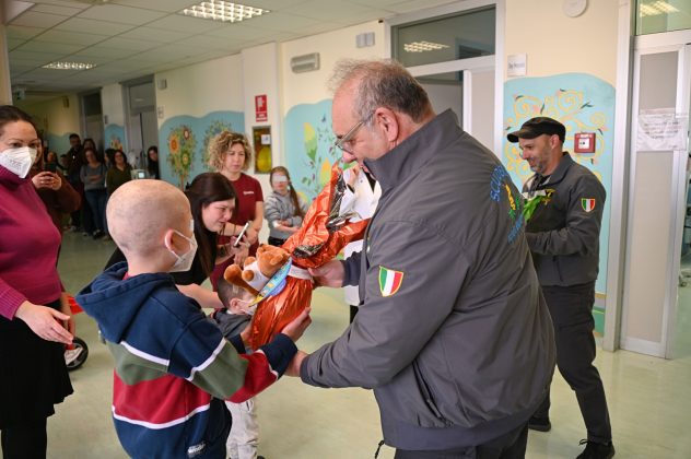 Solidarietà in corsia: la Scuderia Alfisti Giallo-Verdi e la Guardia di Finanza portano il sorriso al Polo Oncologico di Lecce - Corriere Salentino