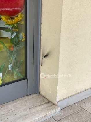 Principio d’incendio e molotov inesplosa davanti a un negozio di fiori: intimidazione nel basso Salento - Corriere Salentino