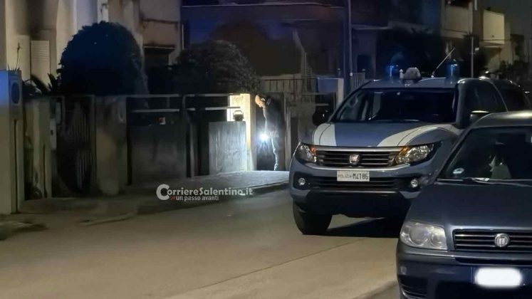 Allarme a Nardò, trovata una bomba a mano davanti a un’abitazione. Sul posto polizia e artificieri - Corriere Salentino