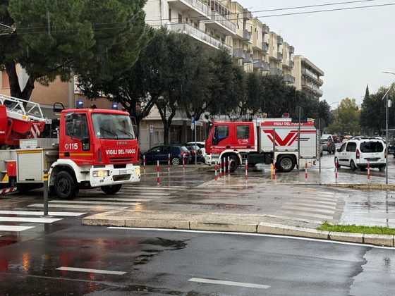 Maltempo, decine gli interventi dei vigili del fuoco: cadono alberi sui cavi del filobus e su auto in sosta - Corriere Salentino