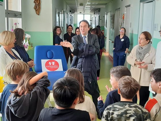 Il progetto solidale dell’Emporio dei Bimbi e dell’Associazione Figli in Paradiso – Ali tra cielo e terradona un lettino elettrico alla Chirurgia Pediatricadel P.O. Vito Fazzi - Corriere Salentino