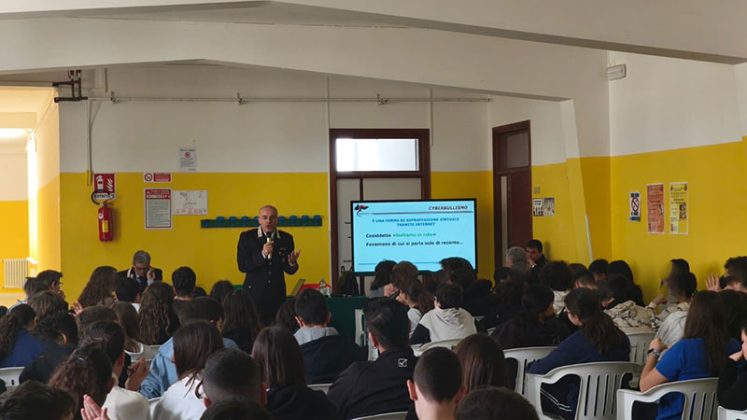 Tricase: i Carabinieri incontrano 500 studenti. Legalità, bullismo e rischio della rete al centro dell'incontro - Corriere Salentino