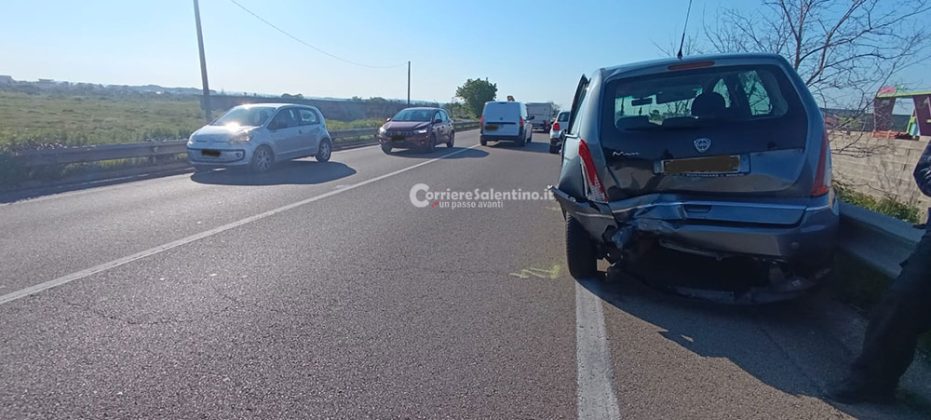 Incidente tra due auto sulla Statale, feriti gli occupanti e problemi alla viabilità - Corriere Salentino