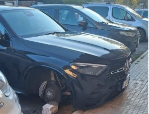 A Lecce vanno a ruba anche le ruote: Mercedes nuova di zecca lasciata su quattro mattoni - Corriere Salentino