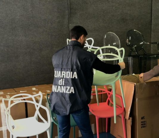 Operazione “Gamba corta”, tutela del Made in Italy nel settore dell’arredamento: perquisizioni anche a Lecce