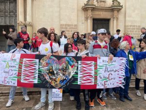 Galatina, marcia della pace sotto alla pioggia: le scuole in piazza, un messaggio forte da parte delle nuove generazioni - Corriere Salentino