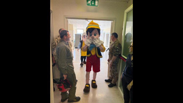 Solidarietà in corsia: i militari del 61º Stormo al fianco dei bambini del Vito Fazzi - Corriere Salentino