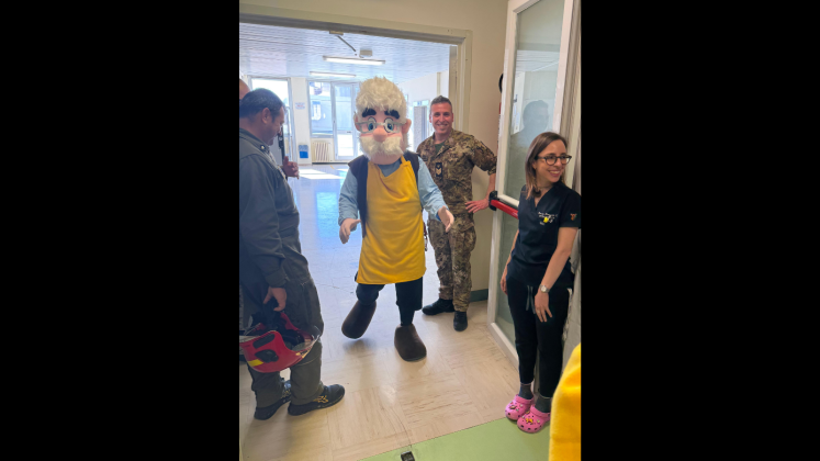 Solidarietà in corsia: i militari del 61º Stormo al fianco dei bambini del Vito Fazzi - Corriere Salentino