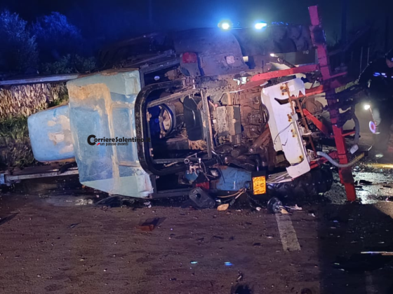 Schianto sulla litoranea Ionica: trattore si ribalta dopo lo scontro con due auto - Corriere Salentino