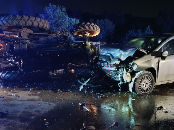 Schianto sulla litoranea Ionica: trattore si ribalta dopo lo scontro con due auto - Corriere Salentino