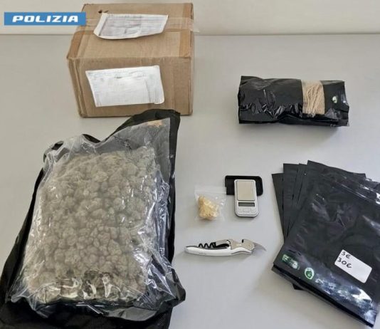 In giro con un pacco contenente mezzo chilo di droga, arrestato dalla Polizia