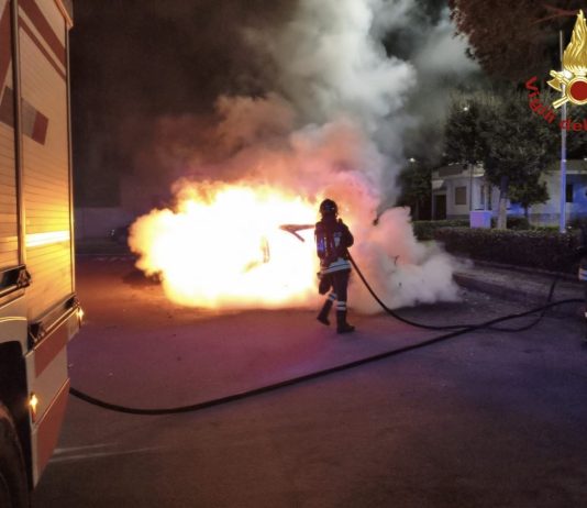 Due auto in fiamme, nella notte, in provincia di Lecce, indagano le forze dell’ordine