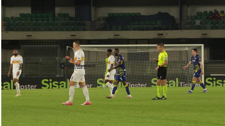 Il Lecce raccoglie un punto, in una partita a reti inviolate, a Verona ed esce dalla zona retrocessione. - Corriere Salentino