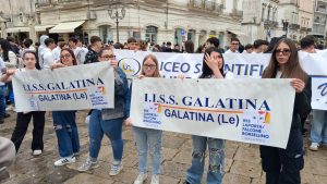 Galatina, marcia della pace sotto alla pioggia: le scuole in piazza, un messaggio forte da parte delle nuove generazioni - Corriere Salentino