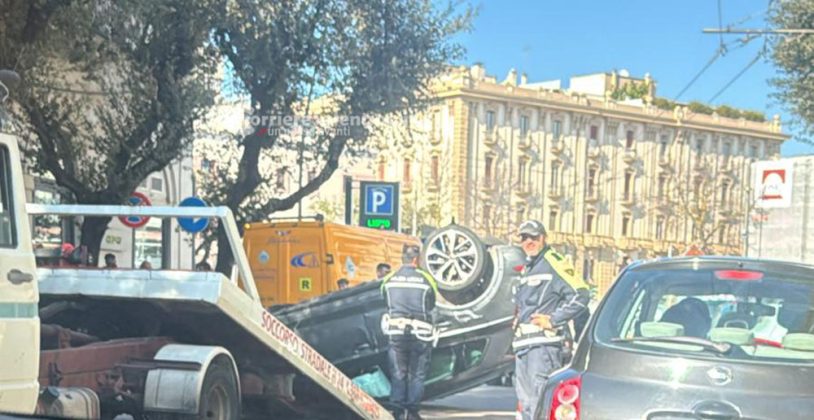 Auto si ribalta in pieno centro, traffico e code: paura anche per due bambini a bordo - Corriere Salentino