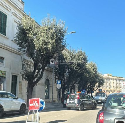 Auto si ribalta in pieno centro, traffico e code: paura anche per due bambini a bordo - Corriere Salentino