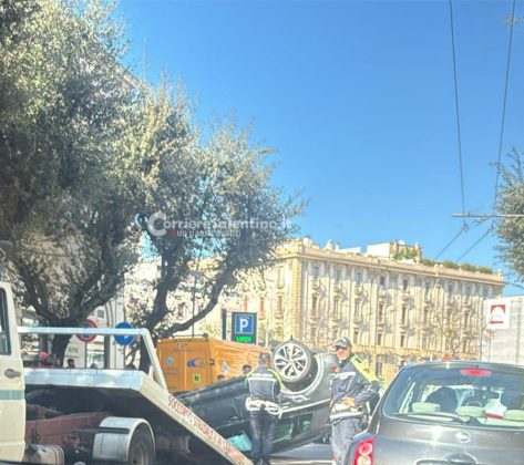 Auto si ribalta in pieno centro, traffico e code: paura anche per due bambini a bordo - Corriere Salentino