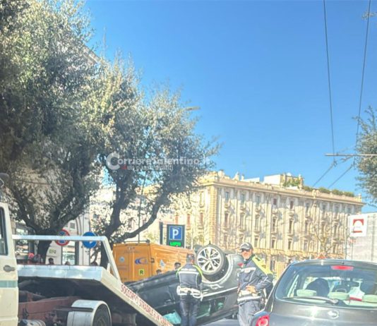 Auto si ribalta in pieno centro, traffico e code: paura anche per due bambini a bordo