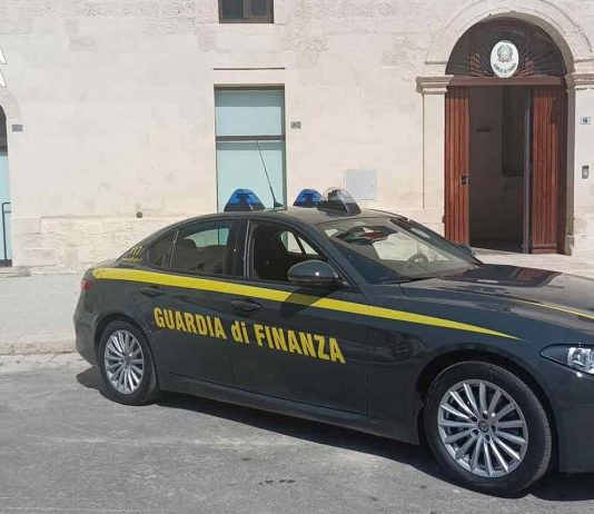 Prodotti pericolosi e bibite e superalcolici privi di tracciabilità, scatta il maxisequestro della Finanza di Lecce