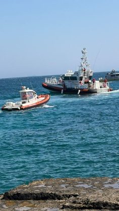 Conclusa l’esercitazione “Firevac complex 2026" sul litorale di Otranto. Simulata l’evacuazione via mare di 40 persone dagli Alimini, a causa di un vasto incendio boschivo - Corriere Salentino