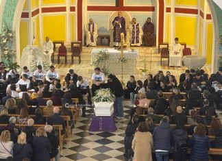 Tanti giovani per l’addio ad Antonio: “Sei ovunque noi siamo”
