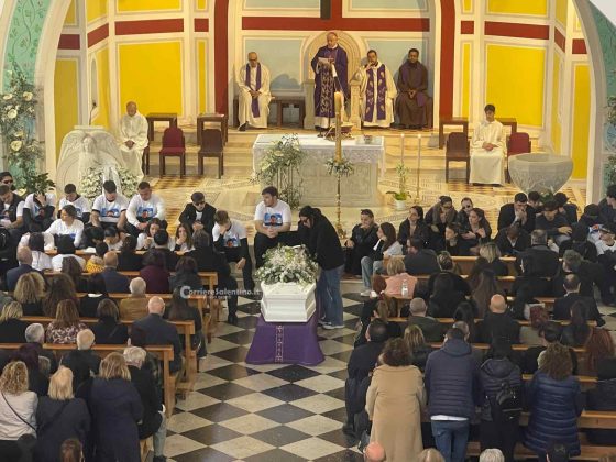 Tanti giovani per l’addio ad Antonio: “Sei ovunque noi siamo” - Corriere Salentino